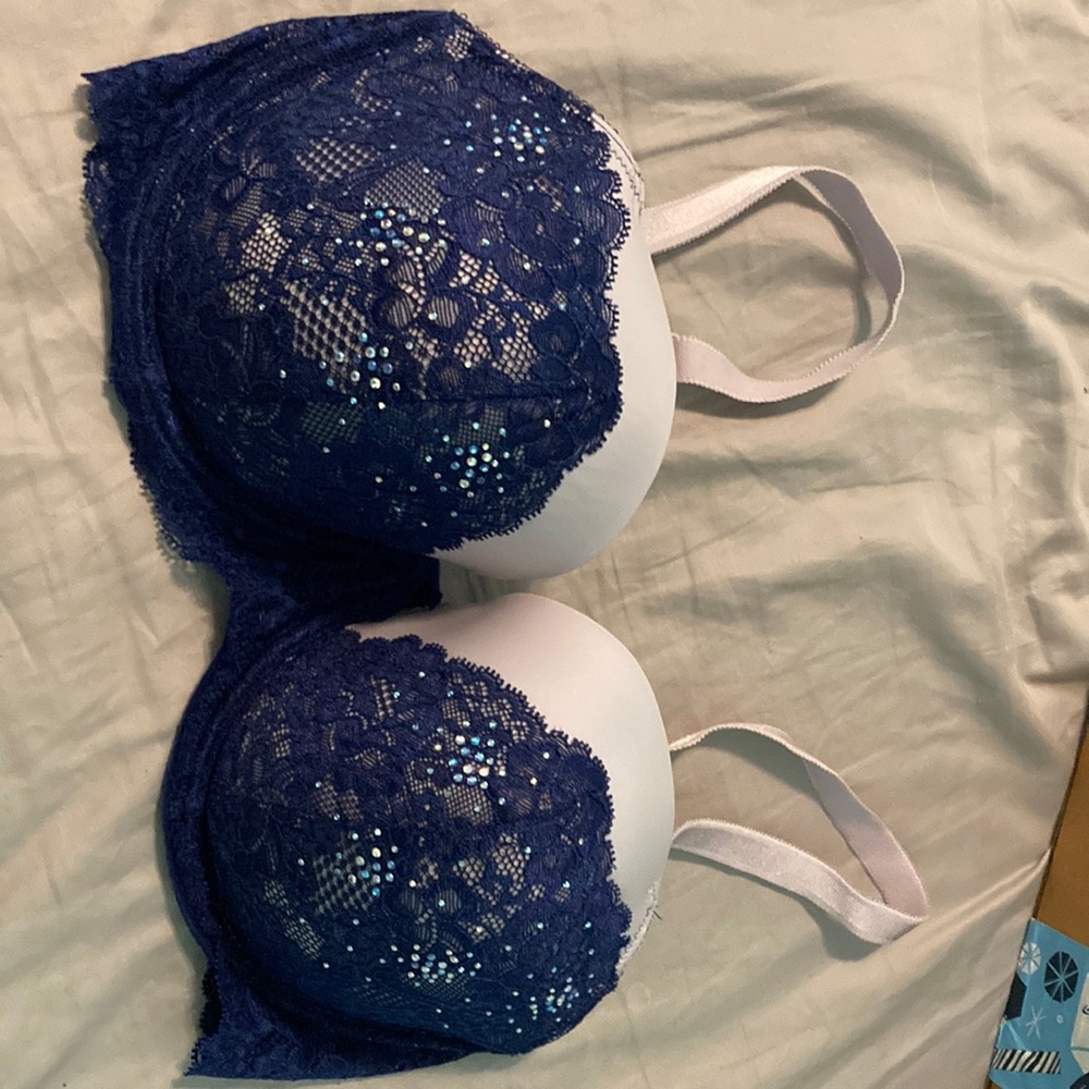 Victoria”s Secret dream angels Demi bra